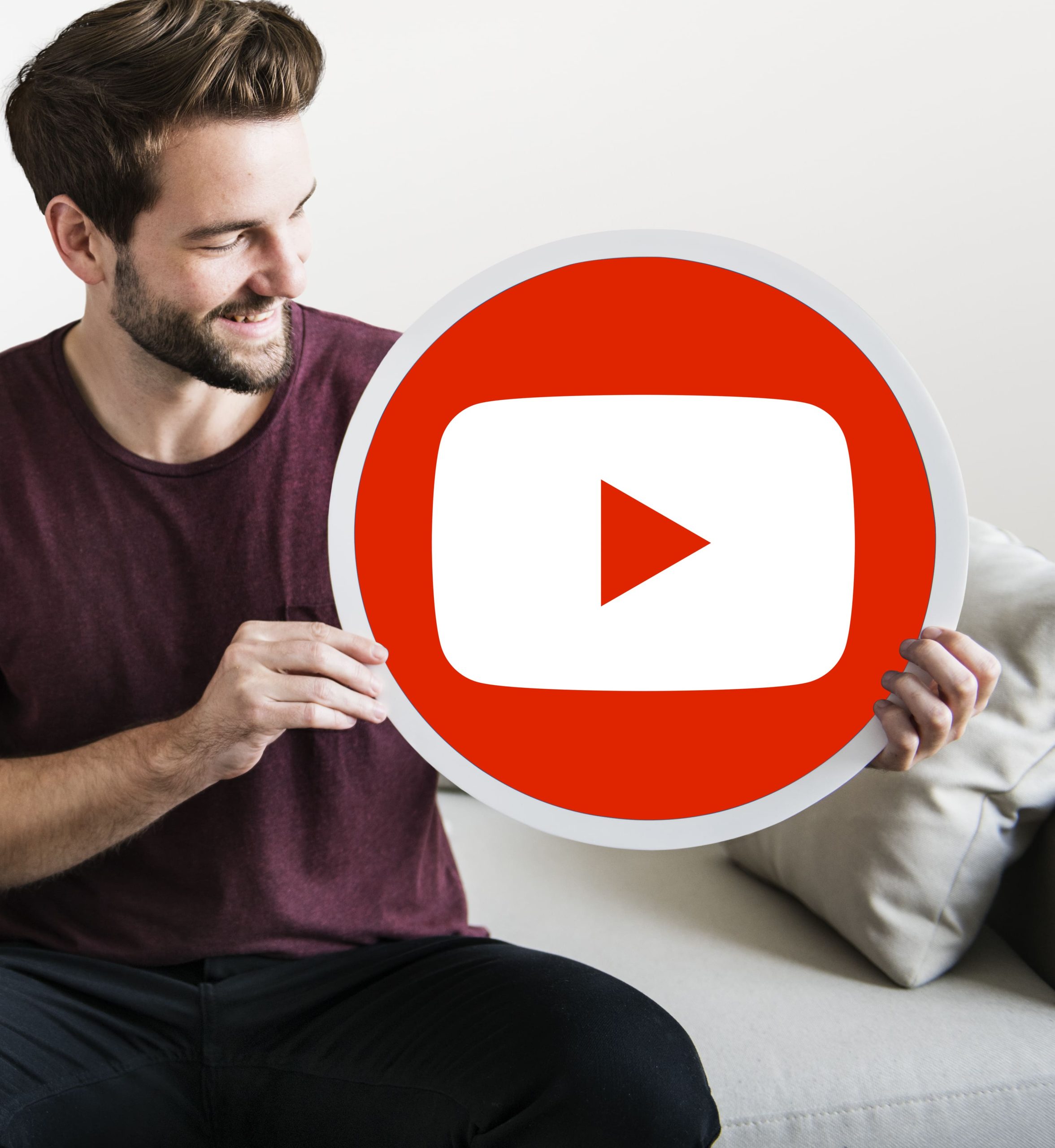 persona-que-tiene-icono-youtube Youtube